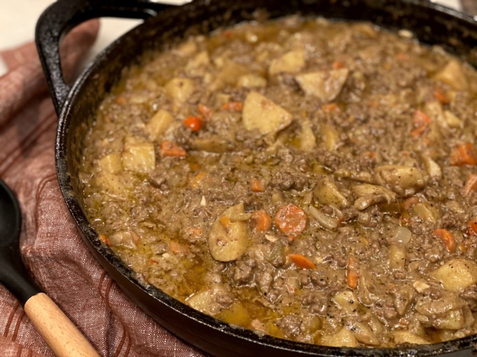 Creamy Beef and Potato Soup easy recipe in a cast iron skillet. ready to serve. 
