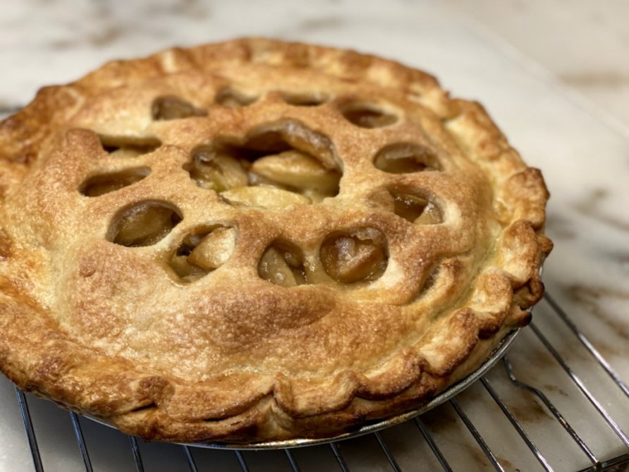 Homemade Sweet Apple Pie (Easy Recipe)