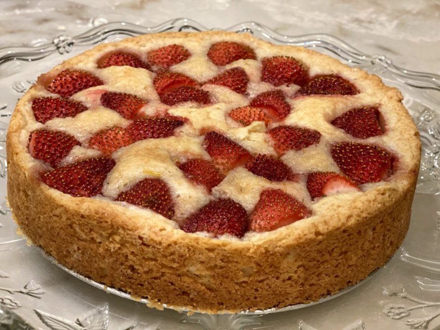 Strawberry Cake filled with vanilla and fresh strawberries. 