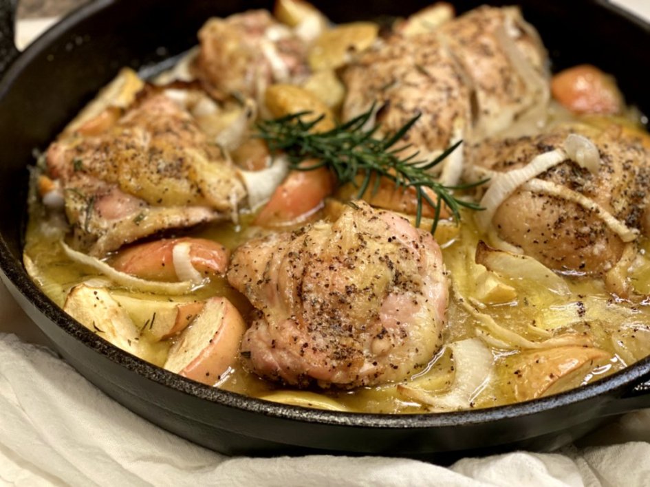 easy chicken skillet recipes with apples and rosemary. www.cooganskitchen.com