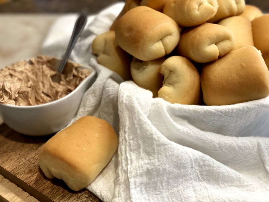 baking bread and baking dinner rolls is easy with this delicious Texas Roadhouse Roll recipe and Cinnamon Honey Butter recipe to smear in the inside. 