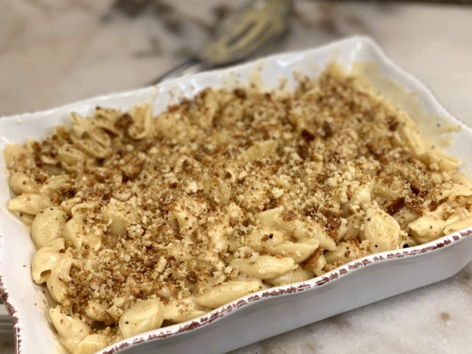 Sprinkle crispy croutons on top of macaroni and cheese 